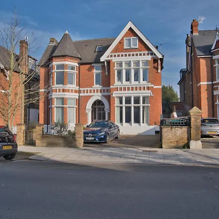 Stylish 2 Bed Apartment Located In Ealing Broadway